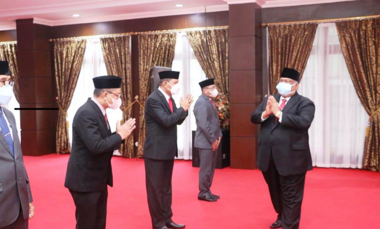 Gubernur Ali Mazi memberikan ucapan selamat kepada pajabat yang baru dilantik. Foto: Ist.