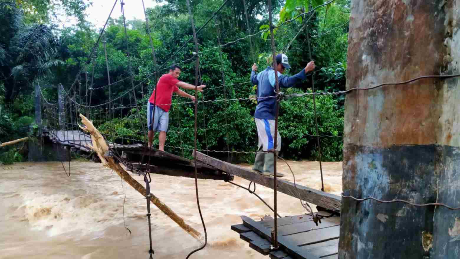 Inilah kondisi jembatan gantung di Bulukumba yang mengalami kerusakan akibat banjir.  Foto: BPBD Kabupaten Bulukumba