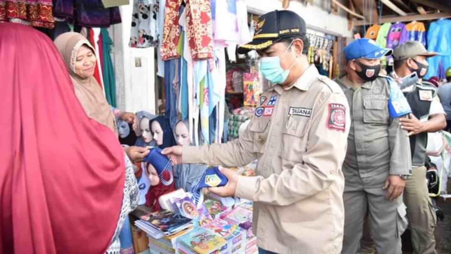 Bupati Buton membagikan masker kepada masyarakat di salahsatu pasar di Buton. Foto: Ist.