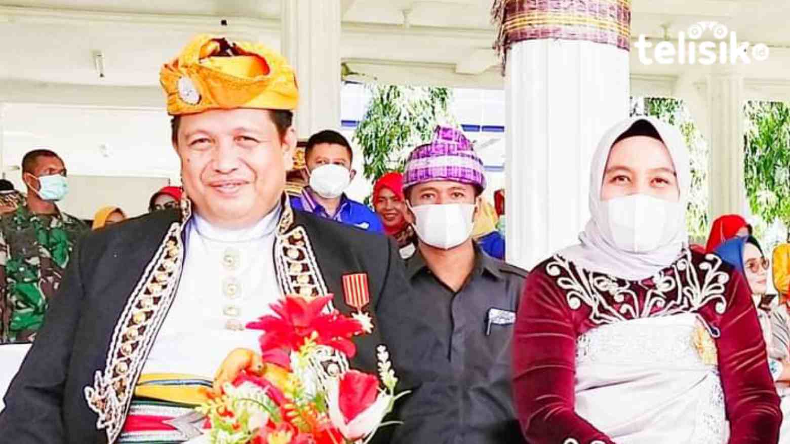 Bupati Muna, LM Rusman Emba bersama istri, Yanti Setiawati. Foto: Sunaryo/Telisik