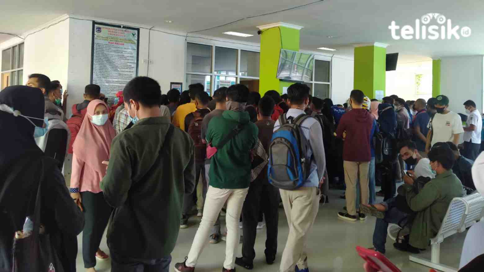 Para pelamar CASN mengurus surat keterangan berbadan sehat. Foto: Sunaryo/Telisik