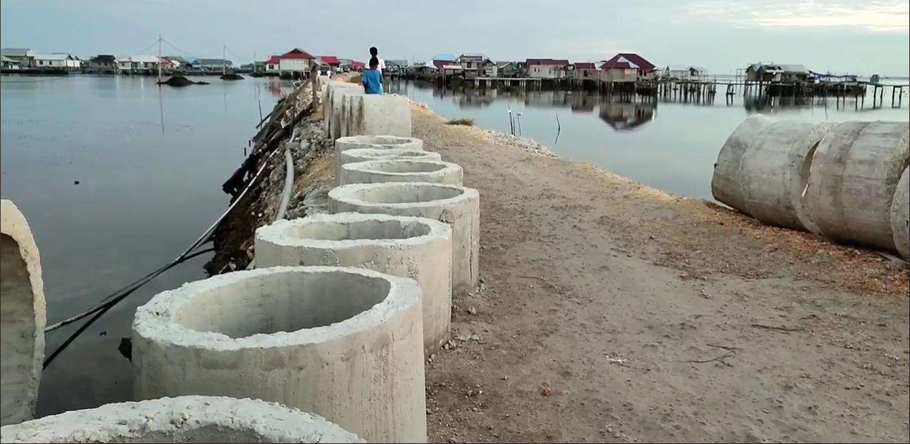 Pembangunan jembatan penghubung antara Desa Horuo dan Desa Mantigola. Foto: Ist.