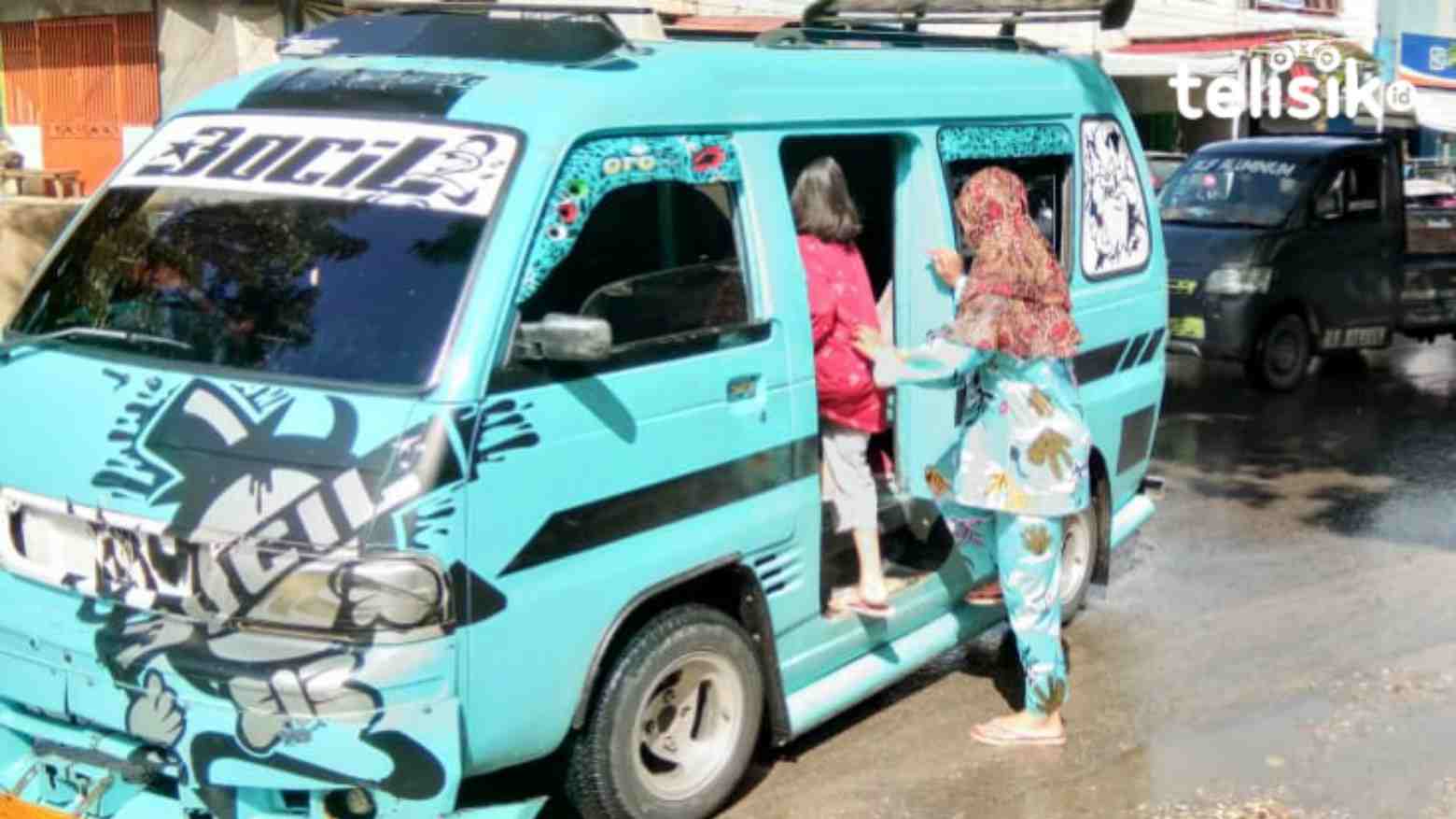 Salah satu mobil Angkot sedang memuat penumpang. Foto: Kardin/Telisik