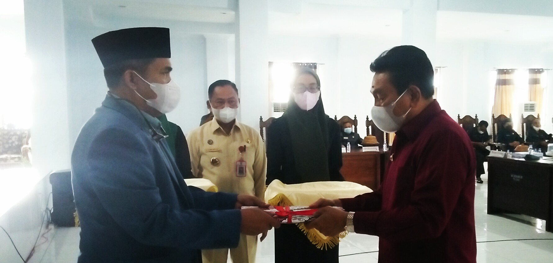 Bupati Buton Utara Drs. H. Muh. Ridwan Zakariah, M.Si (kanan) saat serahkan dokumen Raperda RPJMD Tahun 2021-2026 kepada Ketua DPRD Kabupaten Buton Utara, Diwan, S.Pd (kiri). Foto: Ist.