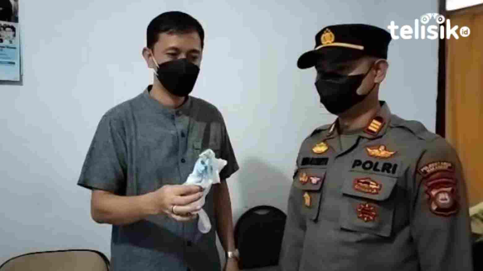 Kapolsek Panakukkang, AKP Andi Ali Surya, bersama Kanit Reskrim saat memperlihatkan sajam yang digunakan istri sah untuk menikam pelakor. Foto: Rezki Mas’ud/Telisik