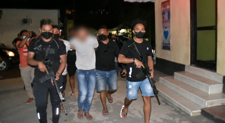 Pelaku pembunuhan saat dibekuk polisi. Foto: Ist.