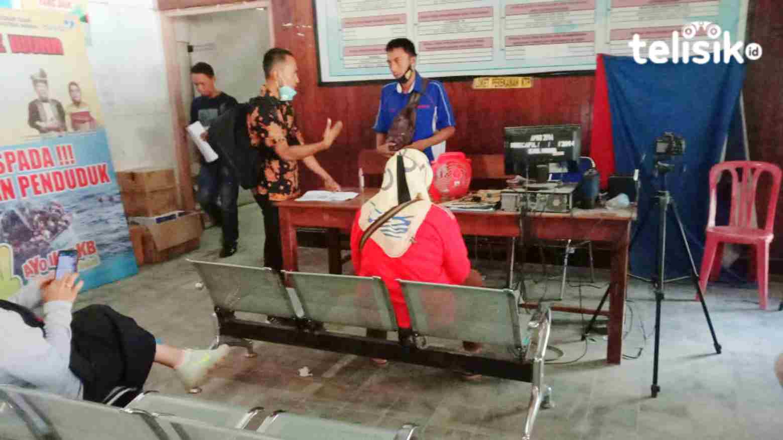 Warga mengurus KTP-el di Disdukcapil. Foto: Sunaryo/Telisik