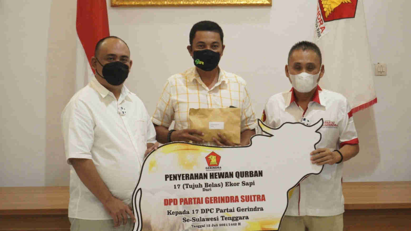 Ketua DPD Gerindra Sultra Andi Ady Aksar (kiri) secara simbolis menyerahkan bantuan kurban pada perwakilan DPC Gerindra. Foto: Ist.