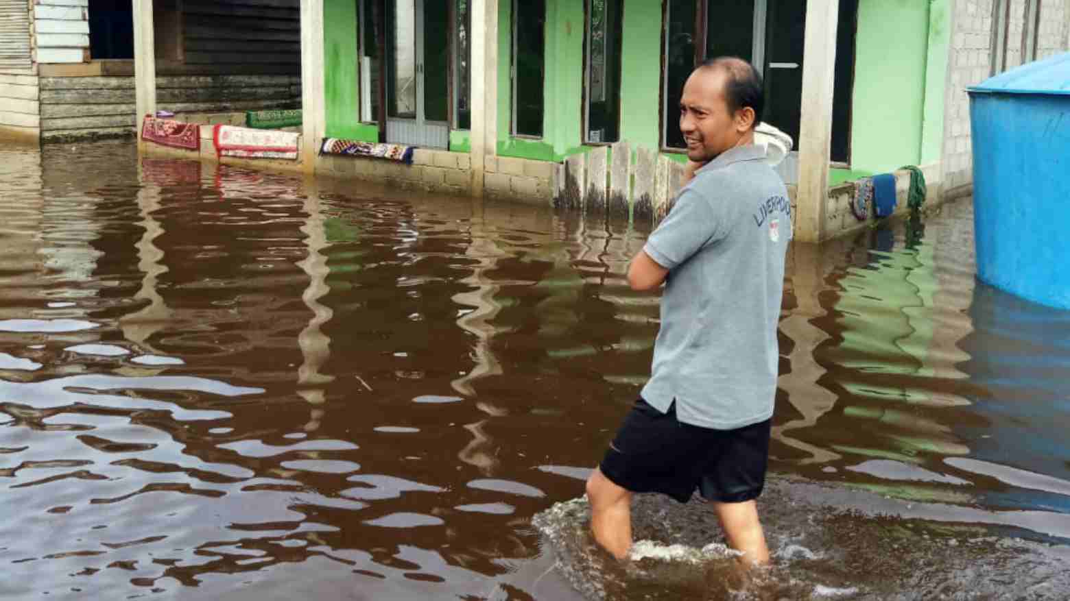 Pemukiman warga yang terendam air banjir di salah satu wilayah di Kabupaten Kayong Utara, Kalbar. Foto: Ist