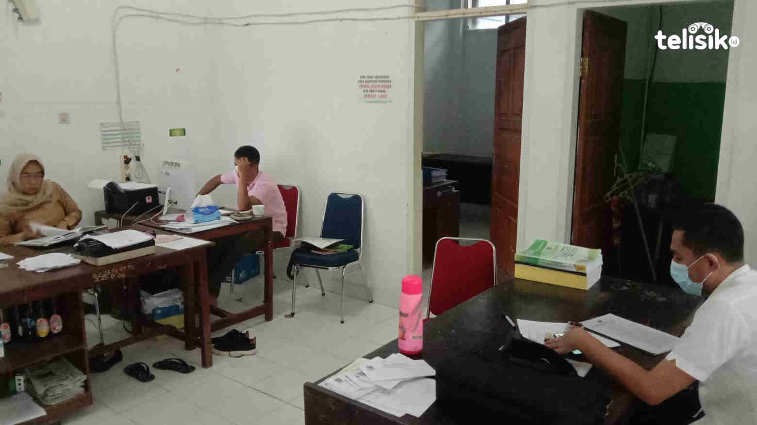 Kabag Hukum, Kaldav Akiyda Sihidi (baju putih) bersama stafnya. Foto: Sunaryo/Telisik