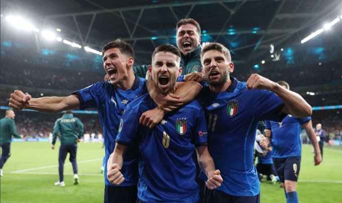Italia berhasil melaju ke babak final Euro 2020 usai berhasil mengalahkan Spanyol lewat babak adu penalti. Foto: Repro twitter/@Vivo_Azzurro