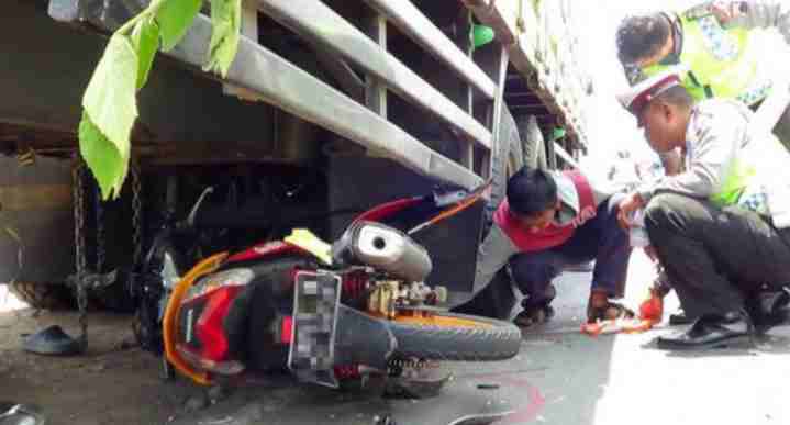 Kendaraan roda dua digilas ban mobil. Foto: Ist.