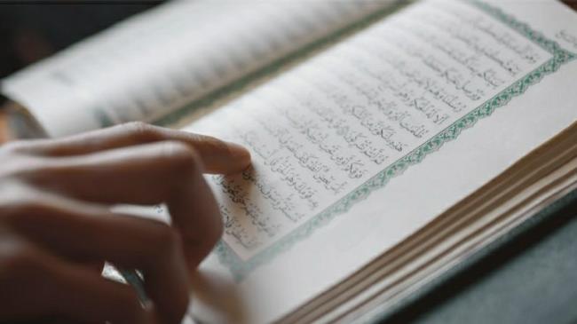 Membaca, mentadabburi dan mengamalkan isi atau kandungan Al-Qur'an. Foto: Repro muslimahnews.com