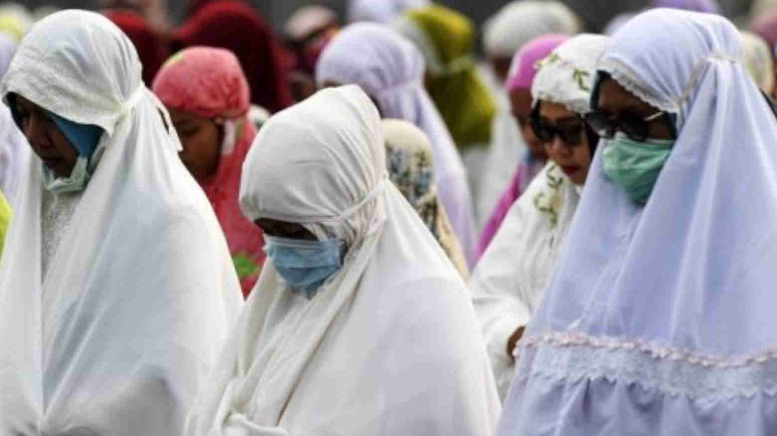 Salat berjemaah di lapangan dengan prokokol kesehatan. Foto: Repro Oase