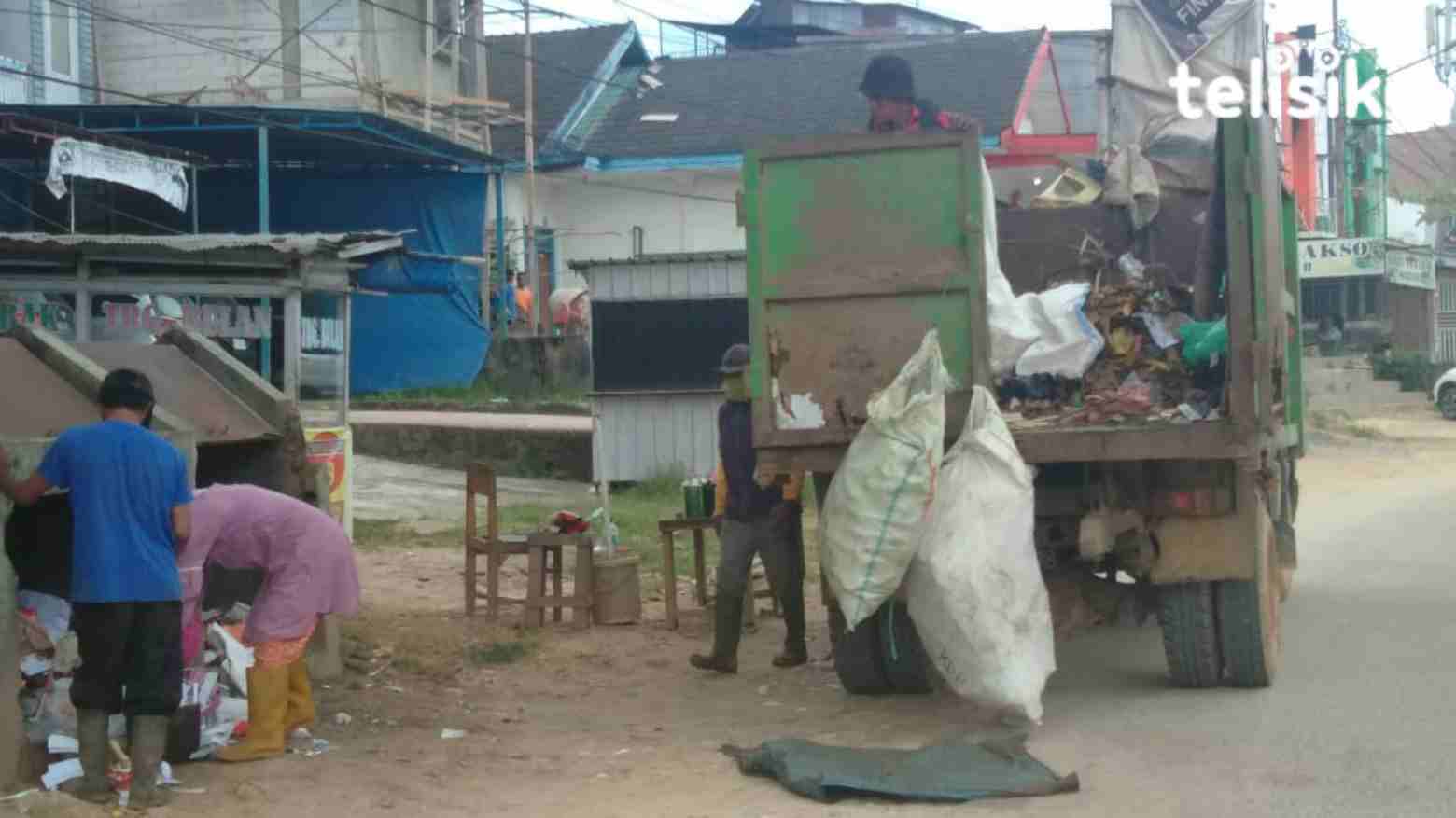 Petugas pengangkut sampah menyisir TPS di setiap jalan protokol. Foto: Fitrah Nugraha/Telisik