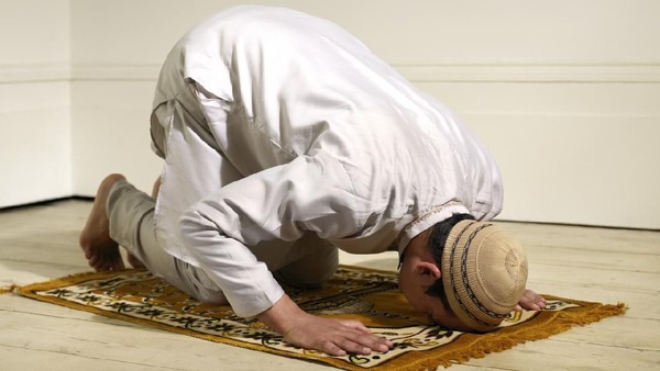 Pelaksanaan ibadah salat di rumah. Foto: Repro Getty Images