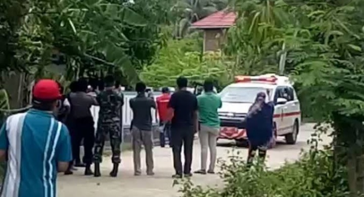 Penjemputan salah satu pasien positif COVID-19 di Koltim. Foto: Ist.