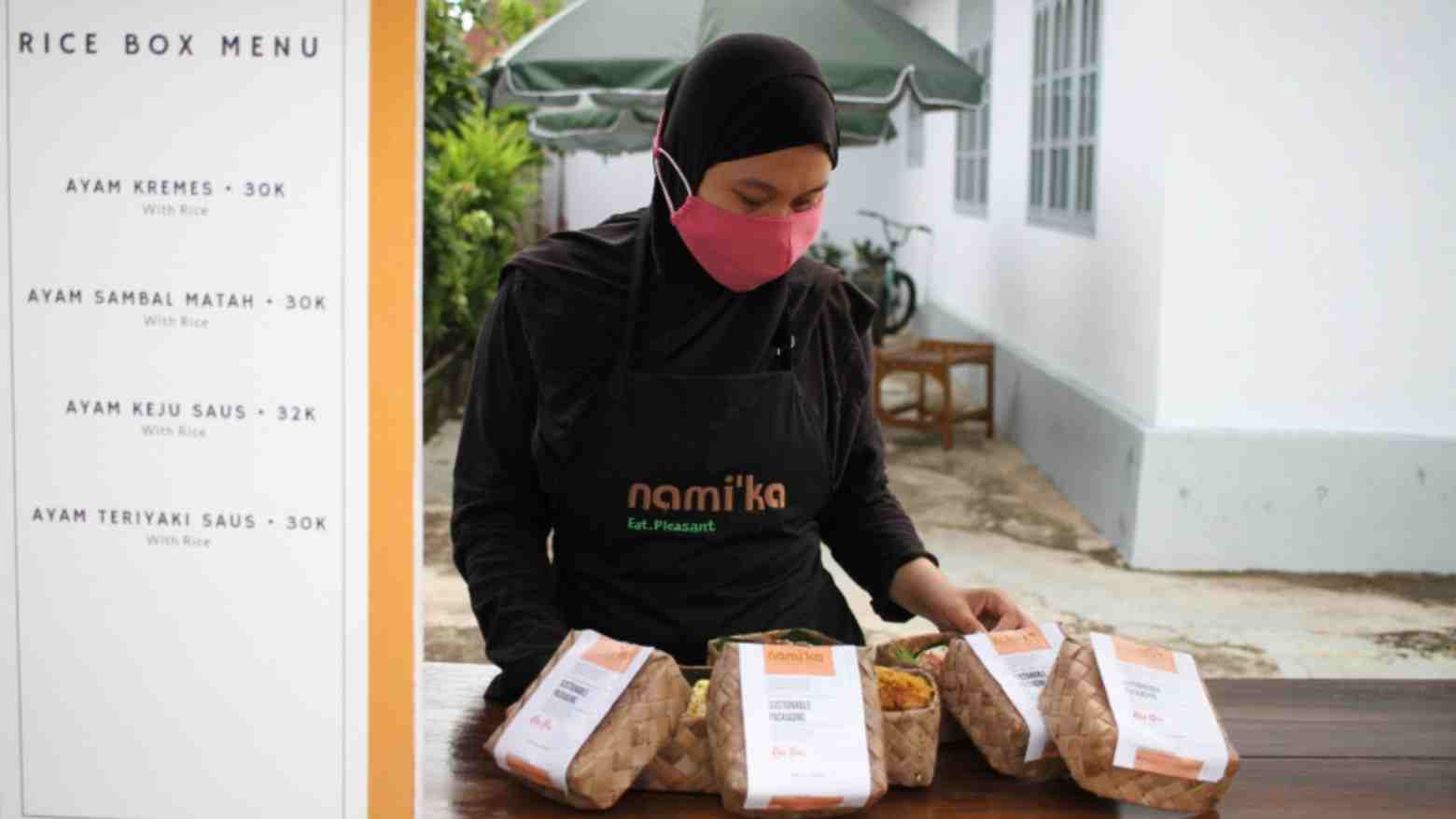 Hasil pengrajinan bungkusan atau kotak makanan dari daun kelapa. Foto: Ist.