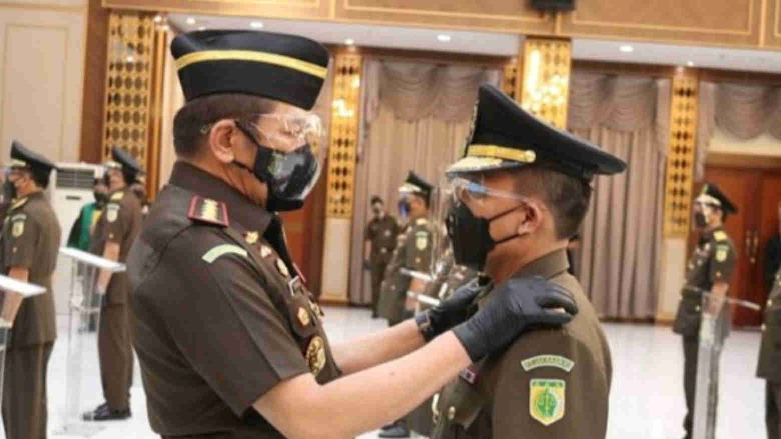 Jaksa Agung ST Burhanuddin (kiri) saat acara pelantikan dan pengambilan sumpah pejabat eselon II kejaksaan di Jakarta, tahun 2020. Foto: Ist