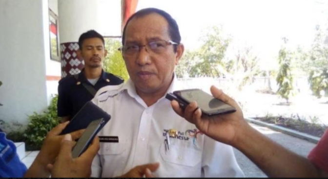 Jubir Satgas COVID-19 NTT, Marius Ardu Jelamu saat diwawancarai wartawan. Foto: Ist.