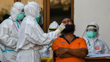 Tenaga kesehatan sedang tes COVID-19. Foto: Repro CNN Indonesia