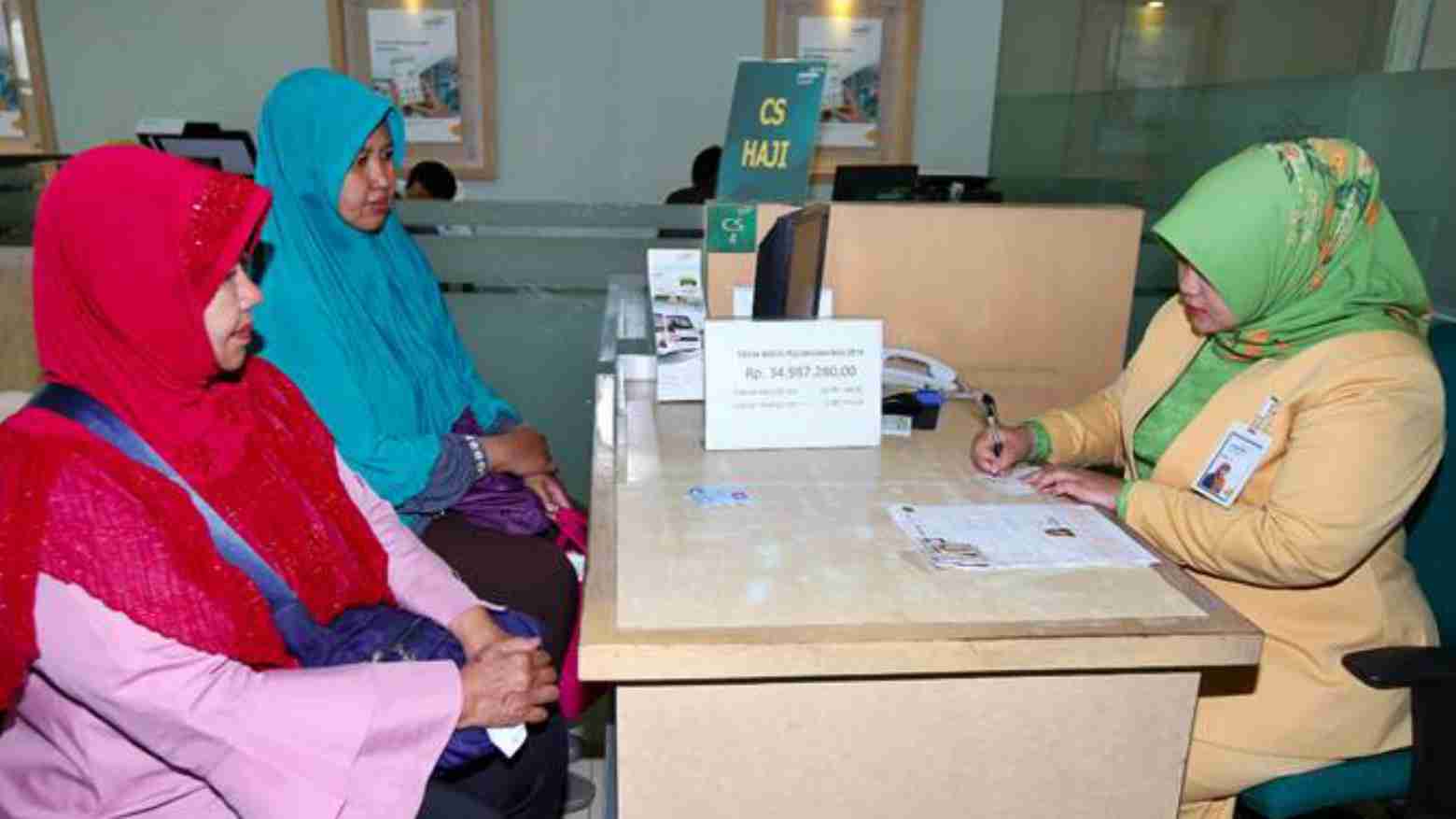 Calon jemaah haji saat mengajukan penarikan dana BIPIH. Foto: Repro Bisnis.com