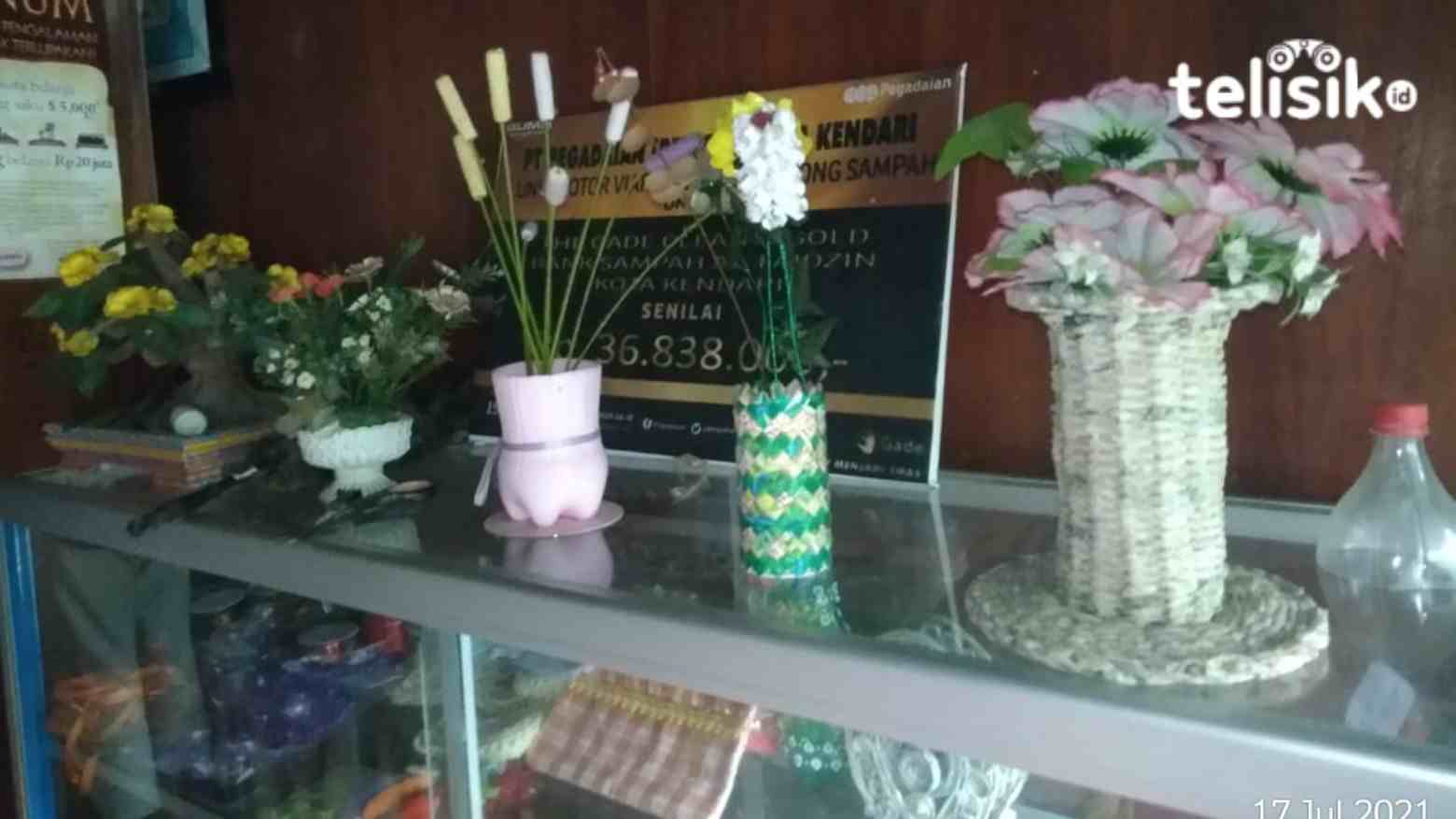 Produk kerajinan tangan dari olahan sampah di Bank Sampah Al Faizin Puuwatu. Foto: Fitrah Nugraha/Telisik
