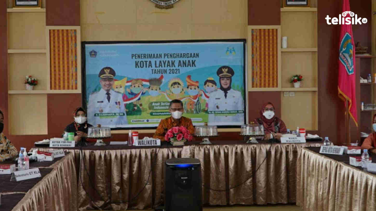 Wali Kota Kendari Sulkarnain Kadir bersama Wakil Wali Kota Kendari Siska Karina Imran menyaksikan pengumuman penghargaan Kota Layak Anak secara virtual. Foto: Sumarlin/Telisik