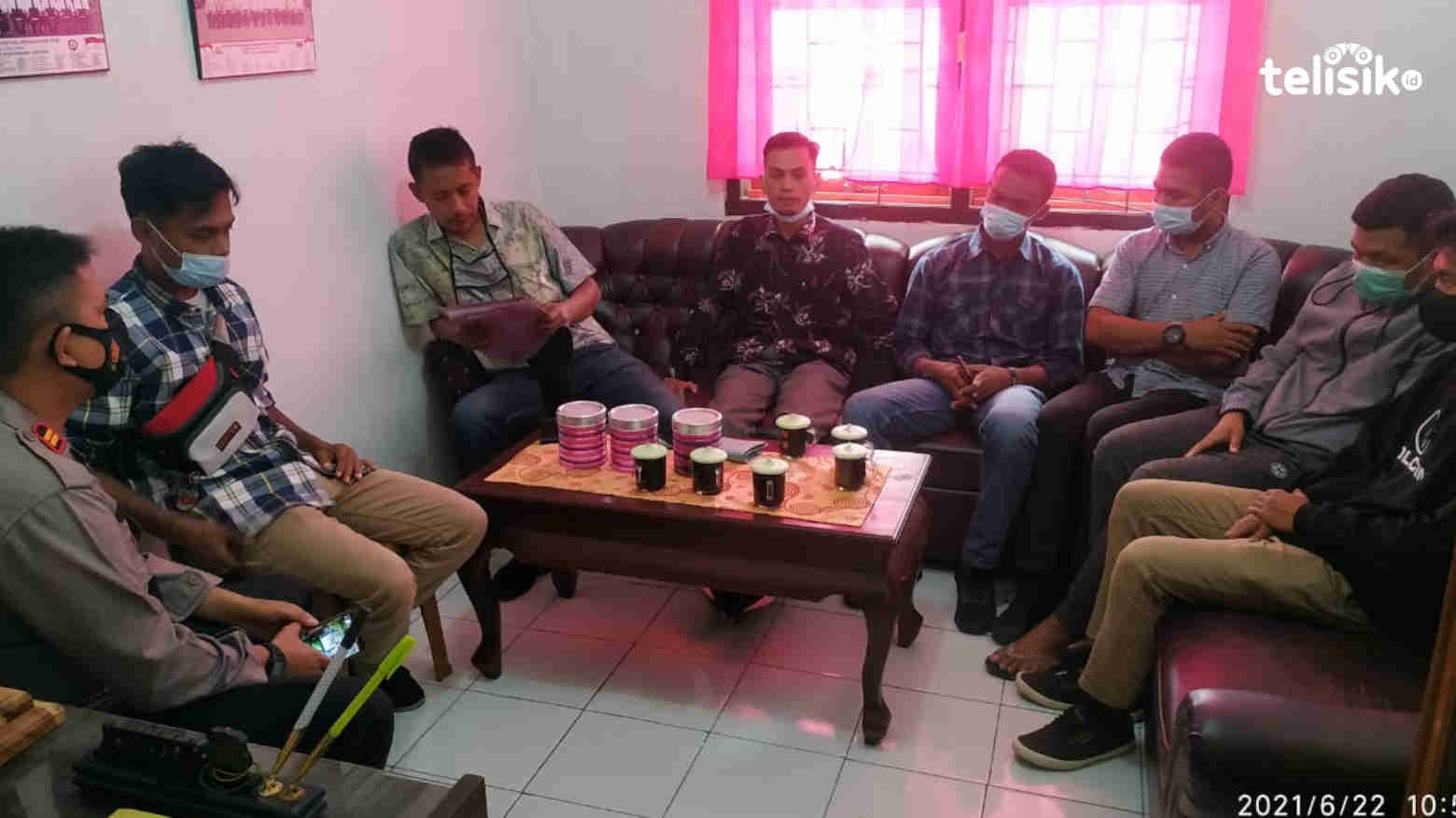 Pertemuan antara pihak pelapor dan pihak Polsek Batauga di ruang Kapolsek Batauga, Iptu Bustan. Foto: Deni Djohan/Telisik