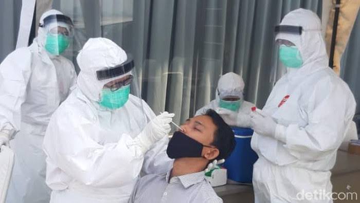 Pemerintah oleh tenaga kesehatan penanganan pasien COVID-19. Foto: Repro google.com