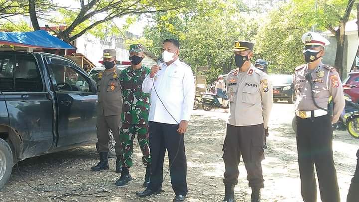 Wakil Bupati Buton Utara, Ahali (kemeja putih), saat memberikan imbauan kepada warga di Pasar Mina minanga. Foto: Ist.
