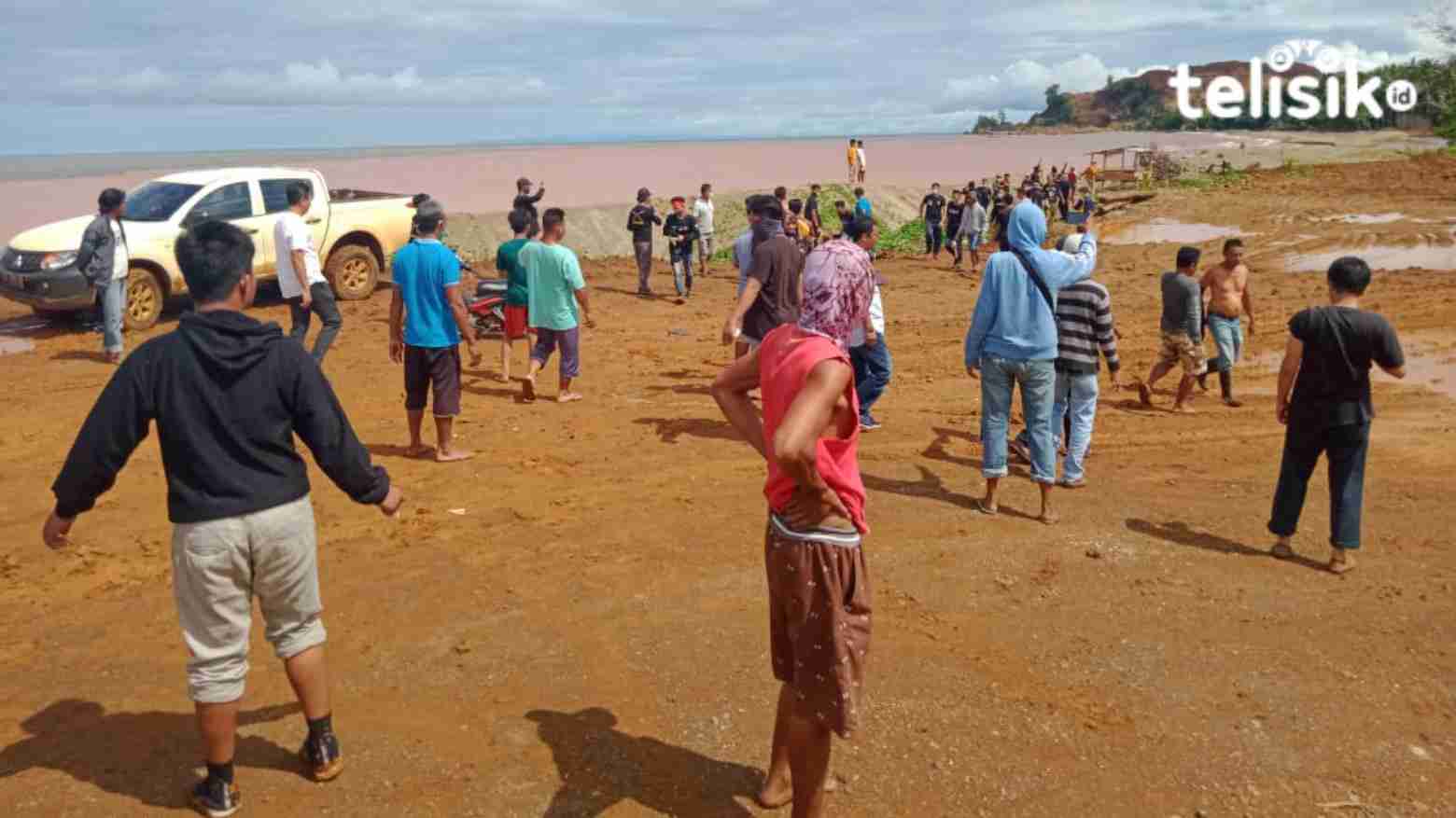 Ratusan masyarakat nelayan dan Tamalaki saat berada di Jetty PT Riota. Foto: Muh. Risal/Telisik