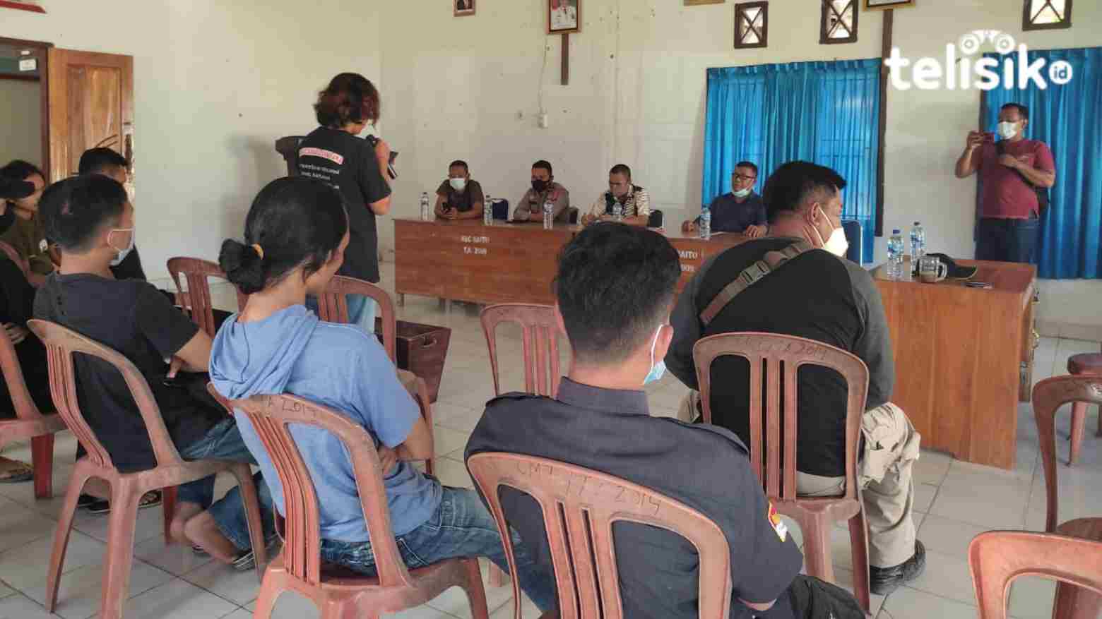 Audiensi massa aksi dengan PT Merbau di aula kantor Camat Baito. Foto: Hamka/Telisik.