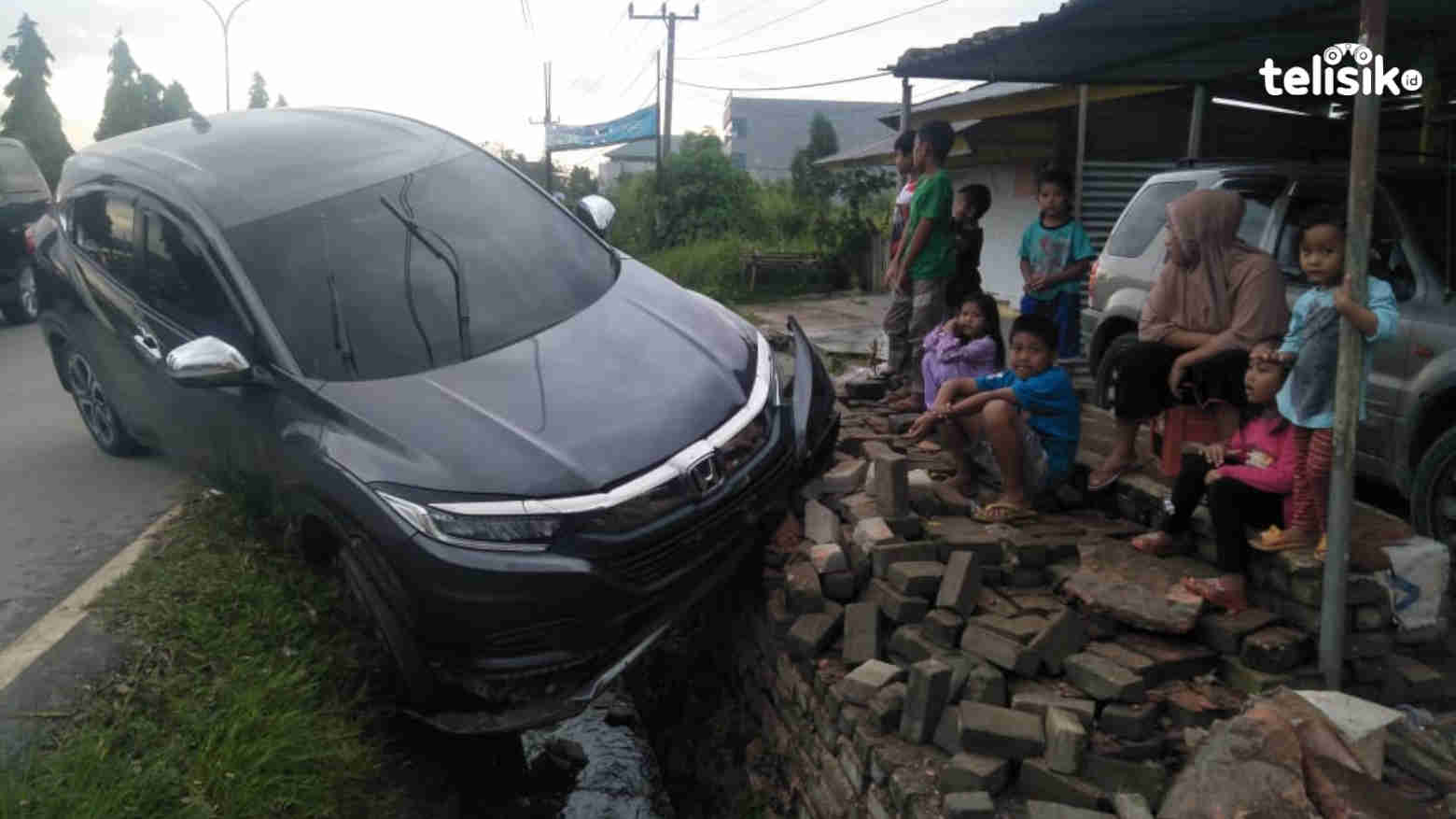 Kondisi mobil HRV yang nyaris masuk parit. Foto: Thamrin Dalby/Telisik