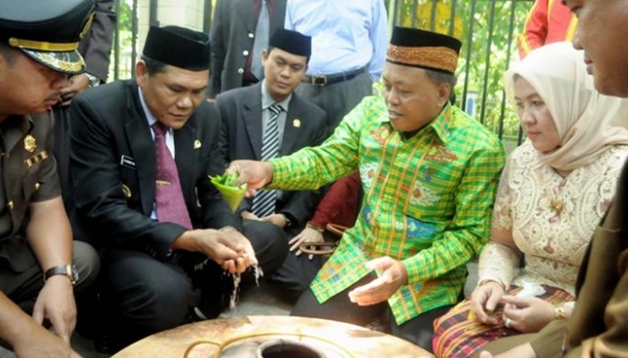 Prosesi ritual Mosehe Wonua yang ikut dihadiri oleh Bupati Kolaka (kedua dari kiri). Foto: Ist.