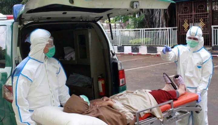 Petugas medis mengevakuasi warga terpapar Corona. Foto: Repro Warta Ekonomi