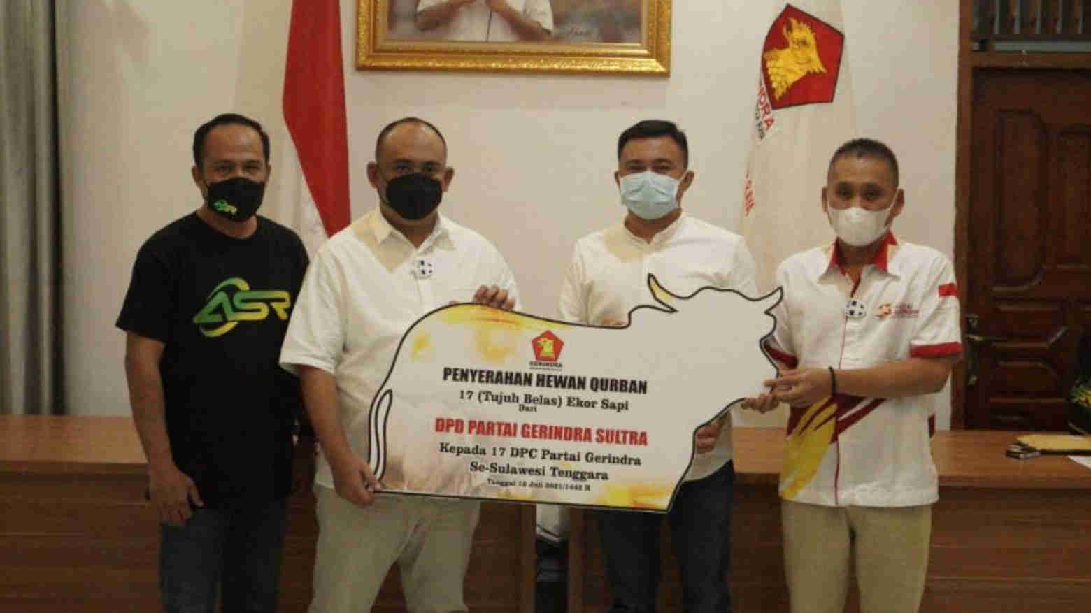 Ketua DPD Gerindra Sultra Andi Ady Aksar (kedua dari kiri) menyerahkan hewan kurban pada Ketua DPC Gerindra Konawe. Foto: Ist.