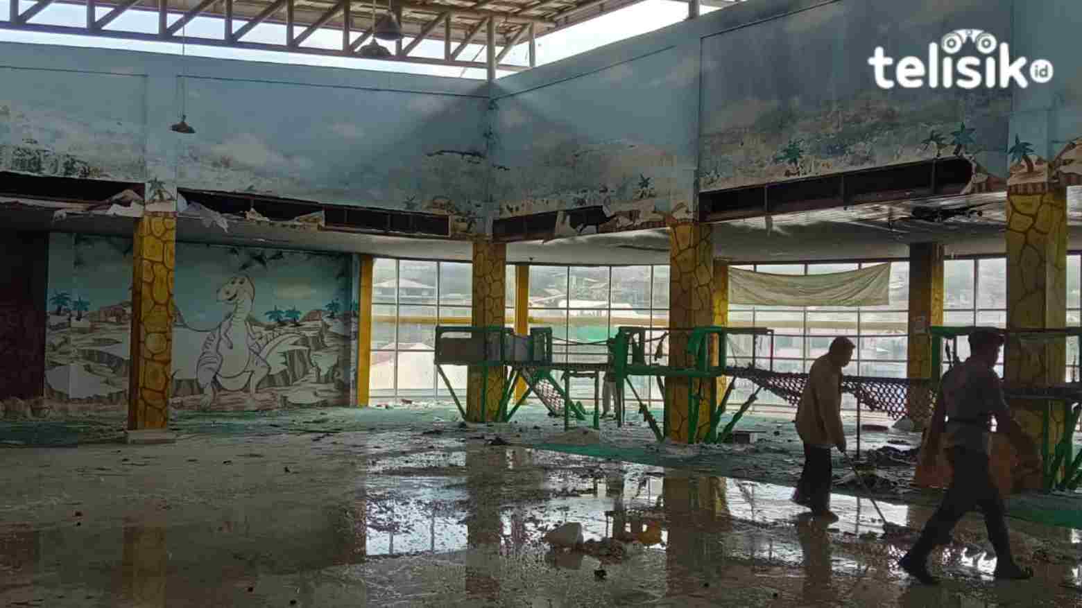 Kondisi wahana bermain pasca api membakar lantai tiga Pasar Sentral Kendari, Kota Lama. Foto: Andi Sulthan/Telisik
