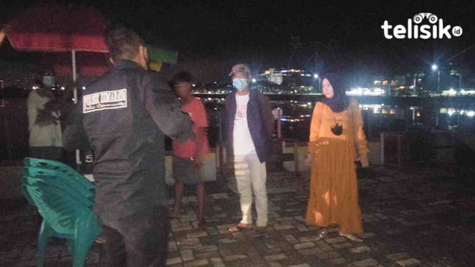 Aparat Polsek Kemaraya melakukan sosialisai dan membubarkan para pedagang kaki lima. Foto: Thamrin/Telisik