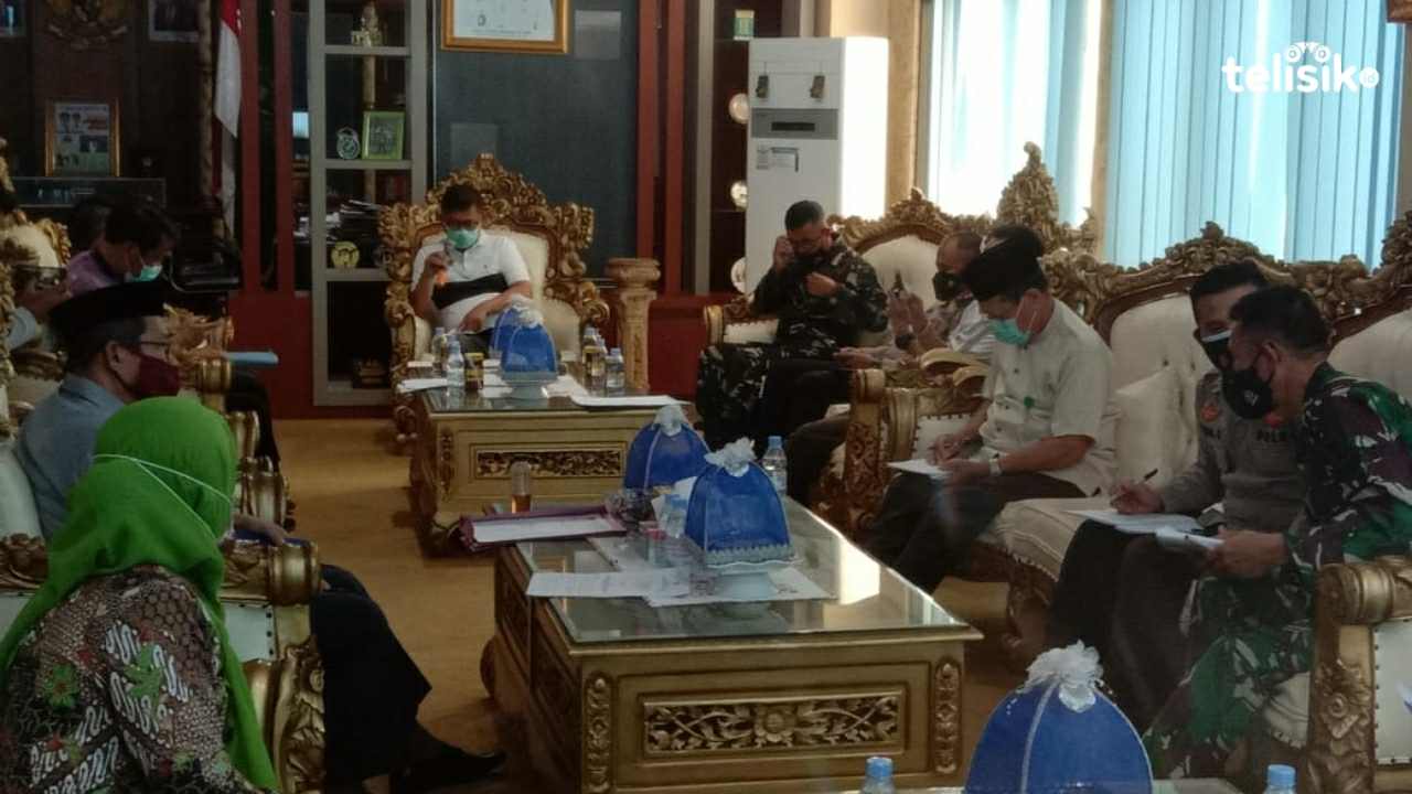 Rapat pembahasan penetapan kebijakan PPKM Mikro. Foto: Muh. Surya Putra/Telisik