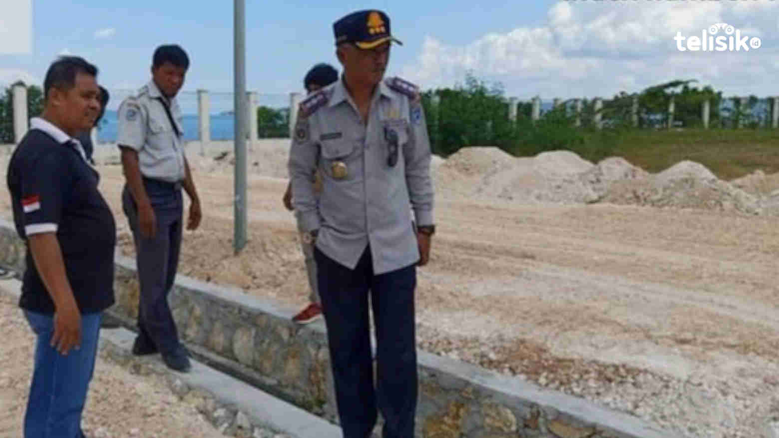 Kadishub Muna, La Ode Nifaki Tos meninjau perbaikan pelabuhan feri Pure. Foto: Sunaryo/Telisik