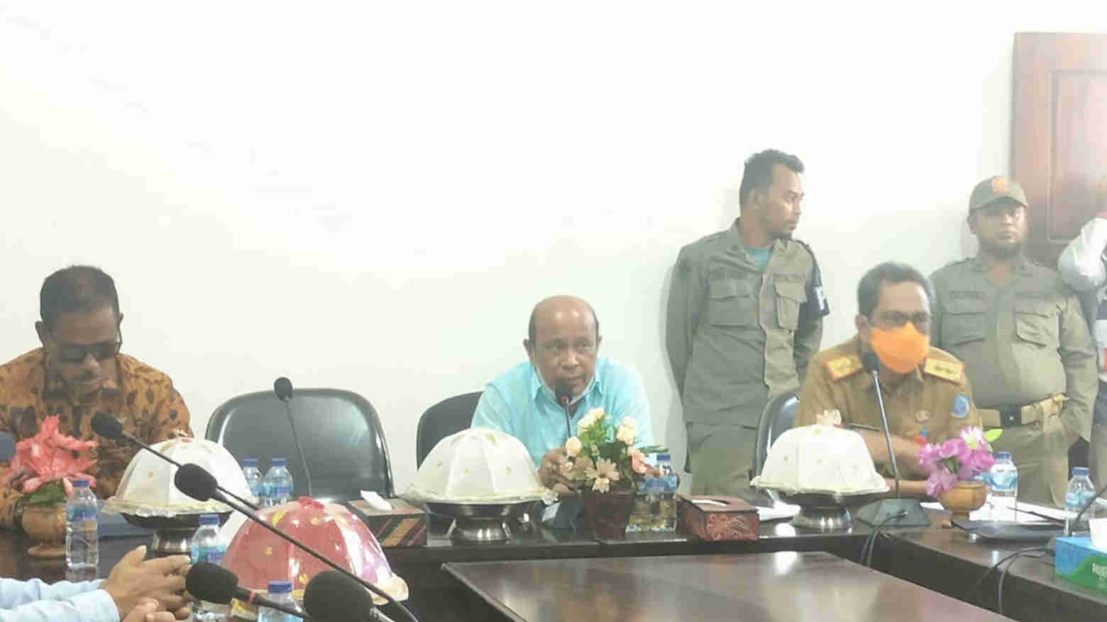 Wakil Ketua 1 DPRD Busel, Aliadi (tengah) ketika memimpin rapat. Terlihat Wakil Ketua 2, Pomili Womal (kiri), dan Sekda Busel, Drs La Siambo. Foto: Ist.