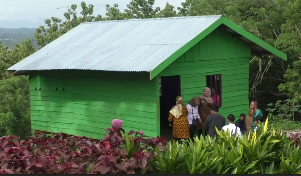 Salah satu rumah warga di Kelurahan Mangga Dua yang telah dibedah Pemkot bersama Kodim 1417 Kendari. Foto: Ist.