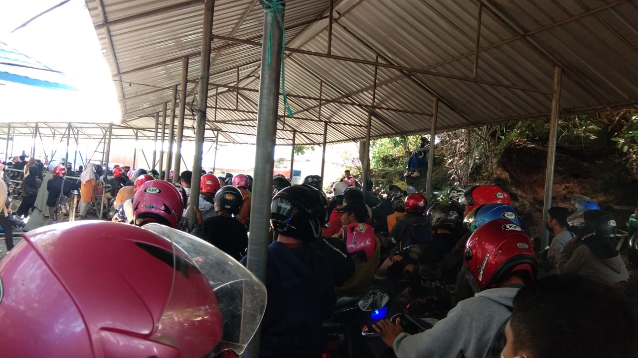 Antrean penumpang roda dua di Pelabuhan Torobulu. Foto: Ist.