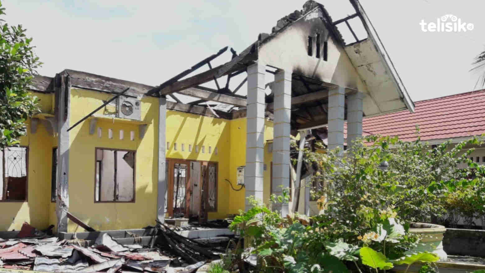 Kondisi kantor DP3APMD Wakatobi yang Terbakar. Foto: Boy Candra F/ Telisik
