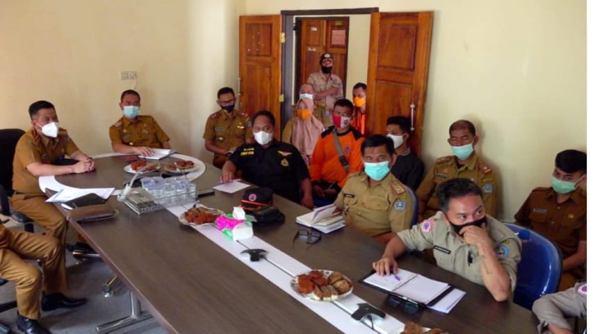Inspektur Kota Kendari Syarifuddin SE, Ak. MSA (kiri) melakukan sosialisasi WBS pada OPD. Foto: Ist.