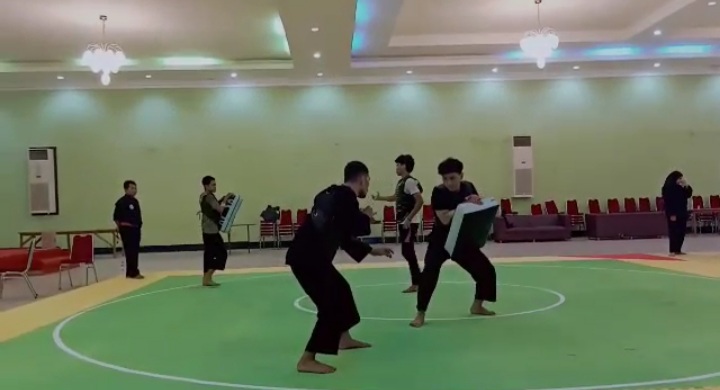 Dua atlet silat Sultra sedang berlatih di Pelatda KONI Sultra yang mulai berlangsung 1 Juli. Foto: Ist.