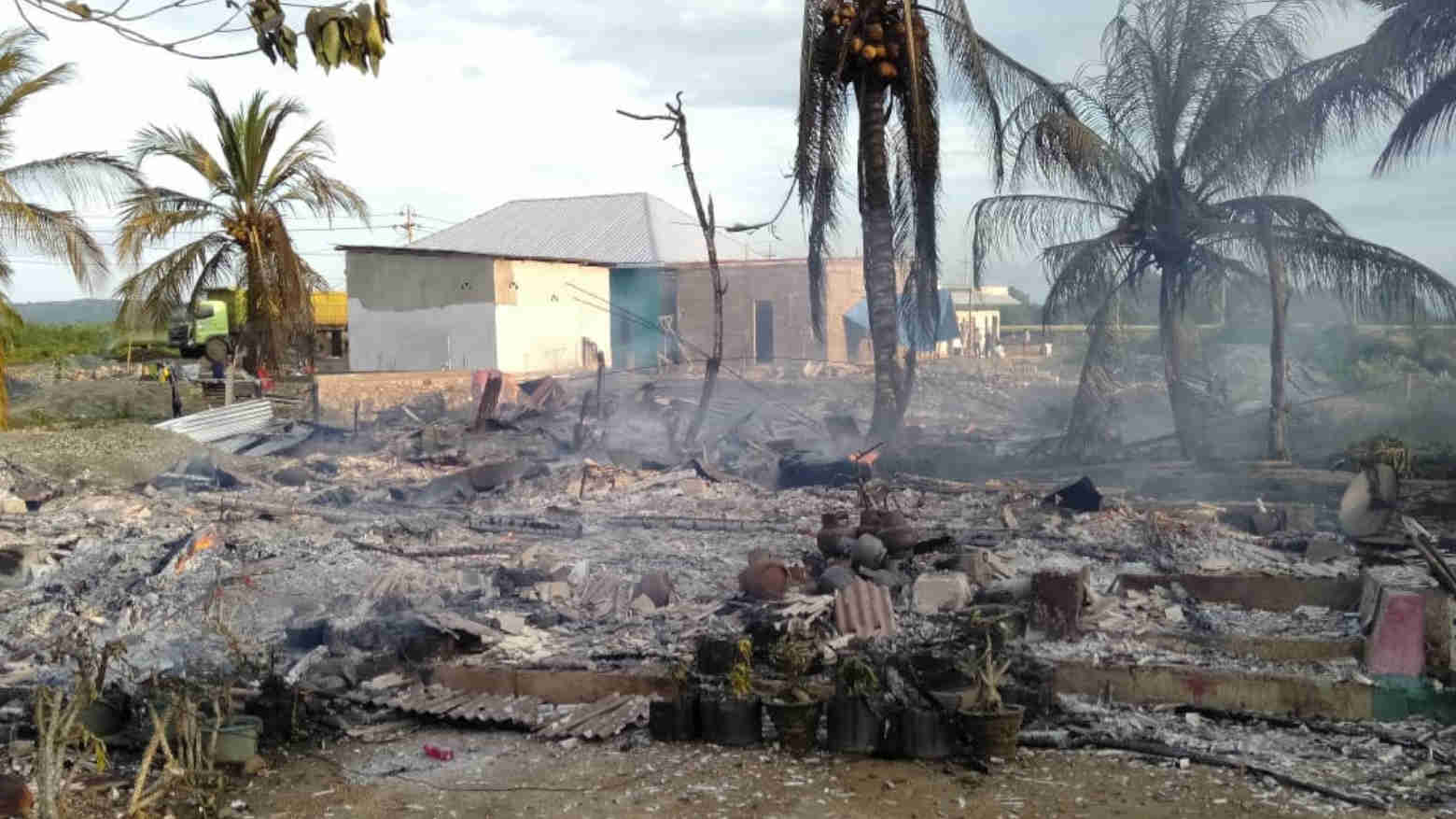 Rumah yang ludes dibakar massa aksi di sekitar kawasan industri Morosi. Foto: Ist.