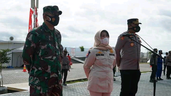 Sekretaris Daerah Kota Kendari, Hj Nahwa Umar (tengah). Foto: Ist.