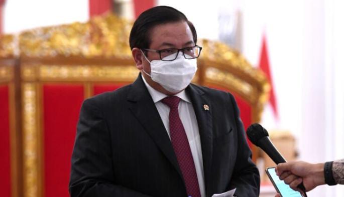 Sektaris Kabinet Pramono Anung ketika menyampaikan keputusan Presiden Jokowi terkait pembatalan vaksin berbayar. Foto: Ist.